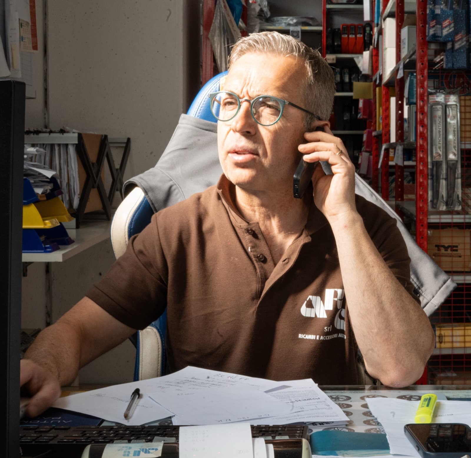 Paolo di ARC verifica la disponibilità di un ricambio al gestionale mentre è al telefono